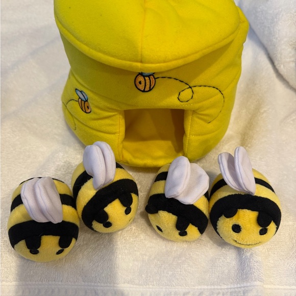 Lakeshore Sensory Learning 5pc Playset - Plush Beehive with 5 bumblebees - Picture 3 of 7